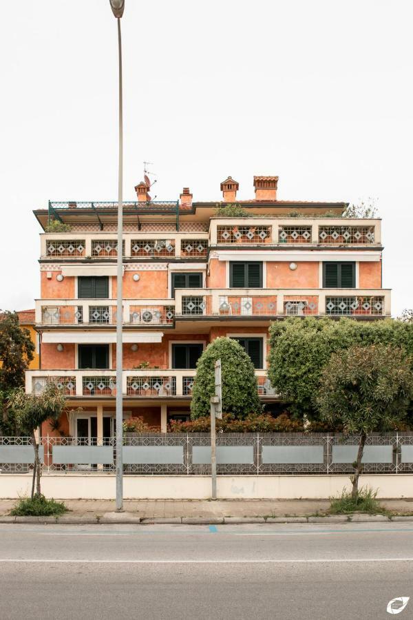 2-Bedroom Apt, With Balcony & Aircondition - 50 M From The Beach Marina di Pietrasanta Buitenkant foto