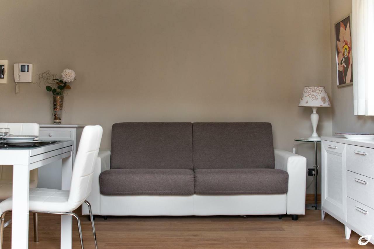 2-Bedroom Apt, With Balcony & Aircondition - 50 M From The Beach Marina di Pietrasanta Buitenkant foto