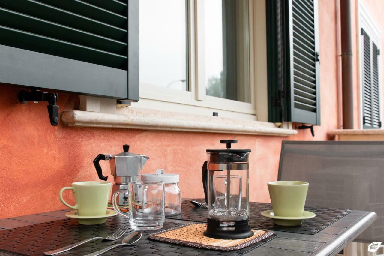 2-Bedroom Apt, With Balcony & Aircondition - 50 M From The Beach Marina di Pietrasanta Buitenkant foto