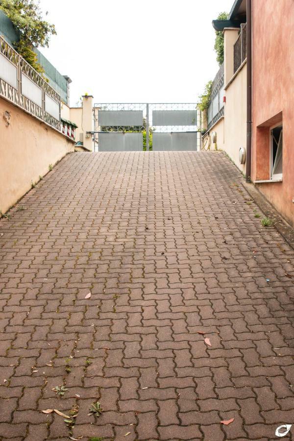 2-Bedroom Apt, With Balcony & Aircondition - 50 M From The Beach Marina di Pietrasanta Buitenkant foto