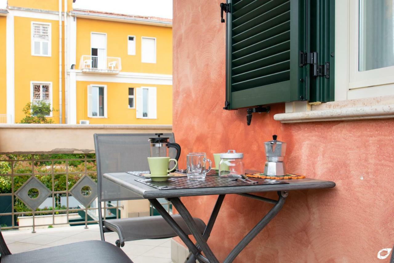2-Bedroom Apt, With Balcony & Aircondition - 50 M From The Beach Marina di Pietrasanta Buitenkant foto