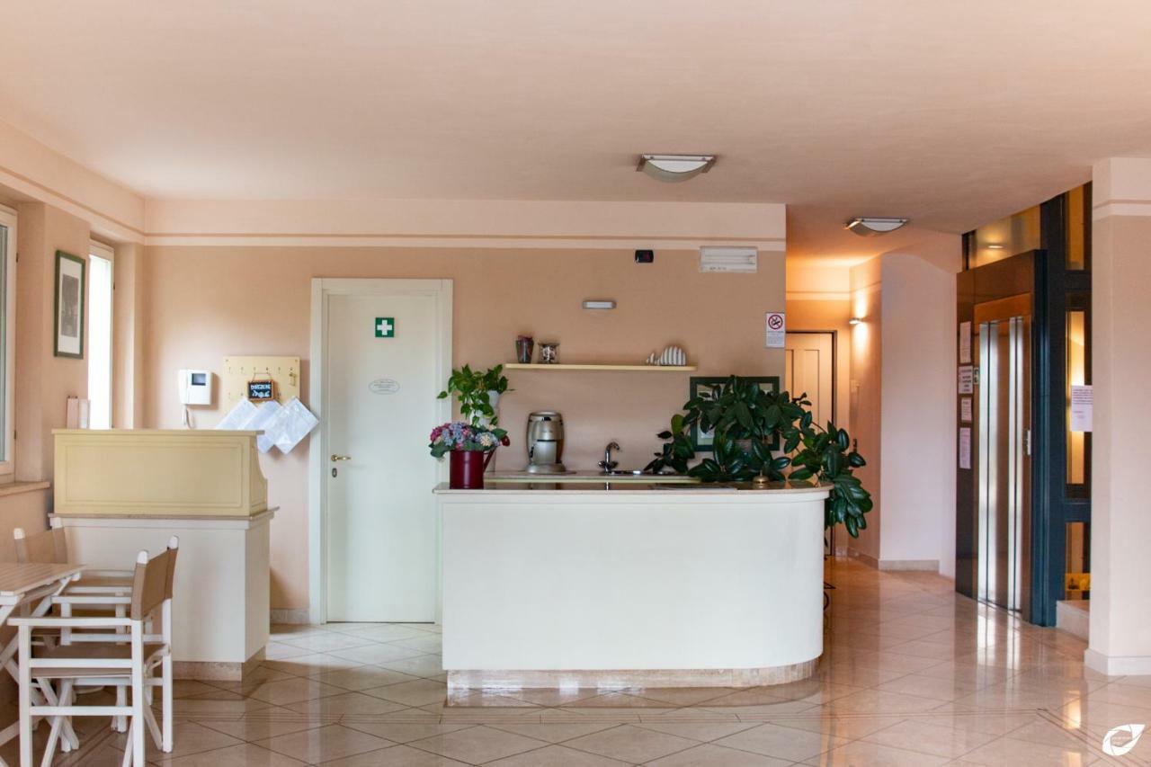 2-Bedroom Apt, With Balcony & Aircondition - 50 M From The Beach Marina di Pietrasanta Buitenkant foto