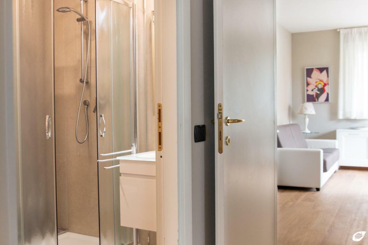 2-Bedroom Apt, With Balcony & Aircondition - 50 M From The Beach Marina di Pietrasanta Buitenkant foto