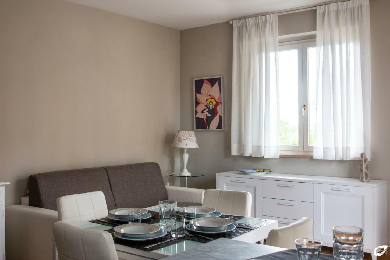2-Bedroom Apt, With Balcony & Aircondition - 50 M From The Beach Marina di Pietrasanta Buitenkant foto