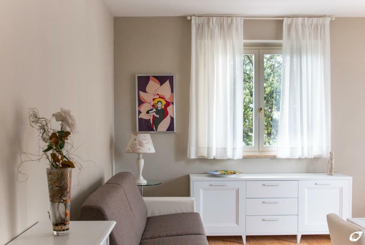 2-Bedroom Apt, With Balcony & Aircondition - 50 M From The Beach Marina di Pietrasanta Buitenkant foto